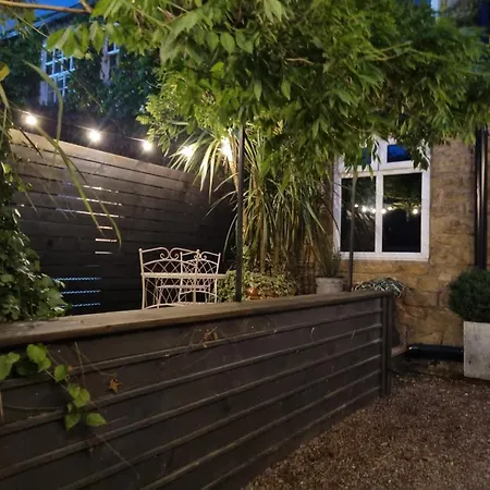 Rose Oulton * Leeds (West Yorkshire)