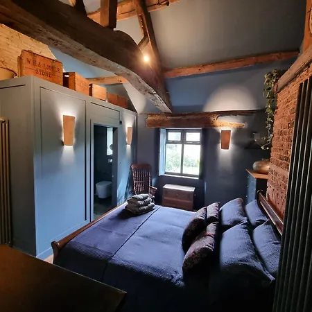 Rose Oulton Holiday home