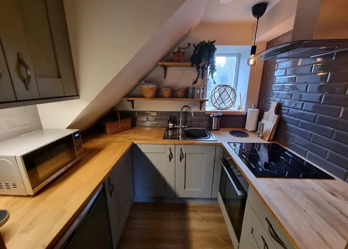 Rose Oulton * Leeds (West Yorkshire)